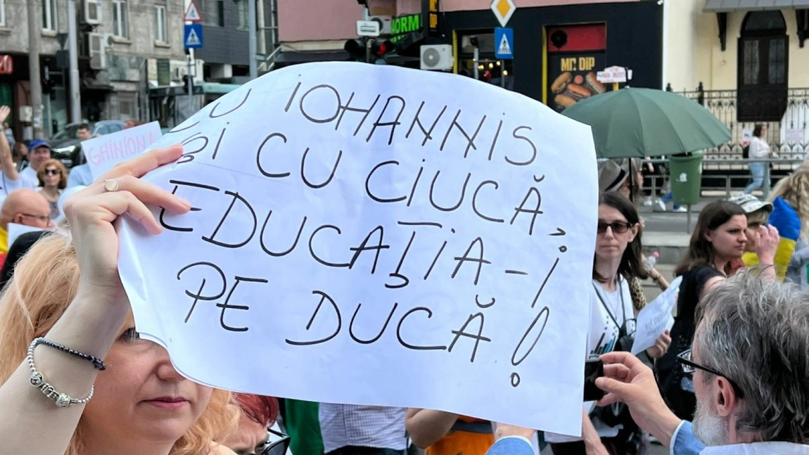 Guvernul a aprobat majorarea salariilor pentru profesori, chiar dacă oferta a fost refuzată de sindicaliști. Negocierile au luat sfârşit. Greva profesorilor continuă - UPDATE