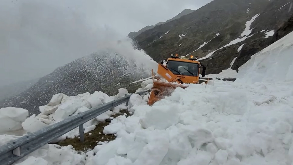 Imagini spectaculoase cu deszăpezirea de pe Transfăgărășan în prima zi de vară. Când se va deschide drumul
