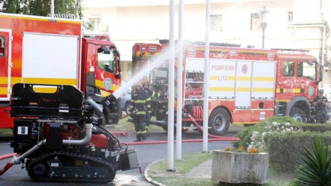 Intervenție cu roboți, la incendiul de la Petromidia