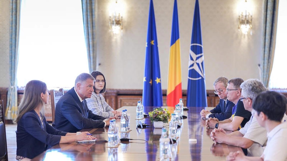 Culmea ironiei. Ce spunea Iohannis în cartea „Pas cu Pas”: „Președintele nu poate să iasă și să facă afirmații depreciative la adresa unei întregi caste profesionale