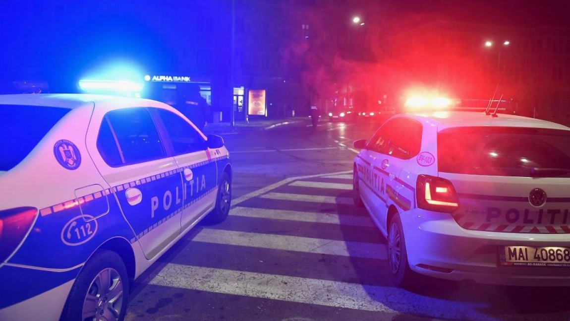 Mașină de poliție, implicată într-un accident. Trei persoane au fost rănite