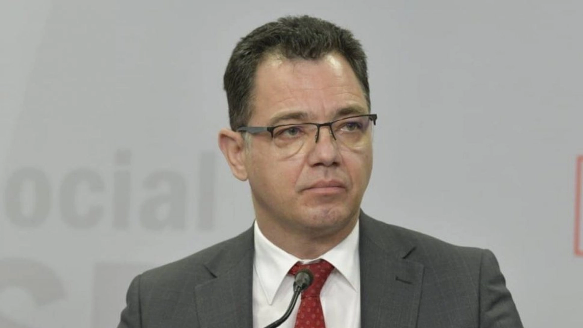 Ministrul Economiei a plecat la mare cu trenul: „Este curat, sigur și cu toate locurile ocupate