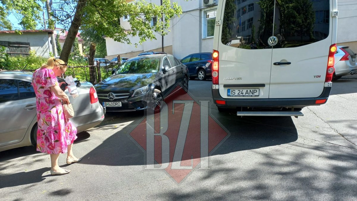 Parcare neregulamentară pe o stradă din Iaşi. O şoferiţă cu Mercedes a blocat întregul trafic: „Până acum puteau să treacă” - FOTO