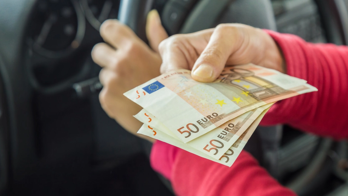 Polițistă din Vama Petea, prinsă în flagrant. Agenta ascundea mita primită la sutien