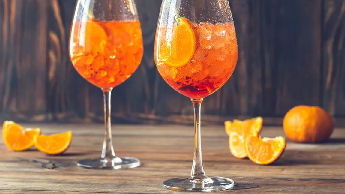 Rețetă Aperol Spritz. De ce ai nevoie pentru a pregăti un cocktail estival și vibrant?