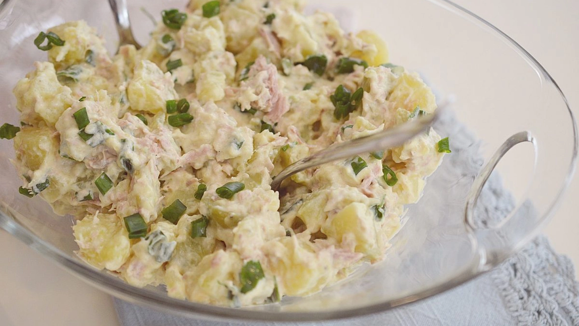 Salata de cartofi cu maioneză. Un preparat clasic, reconfortant și delicios
