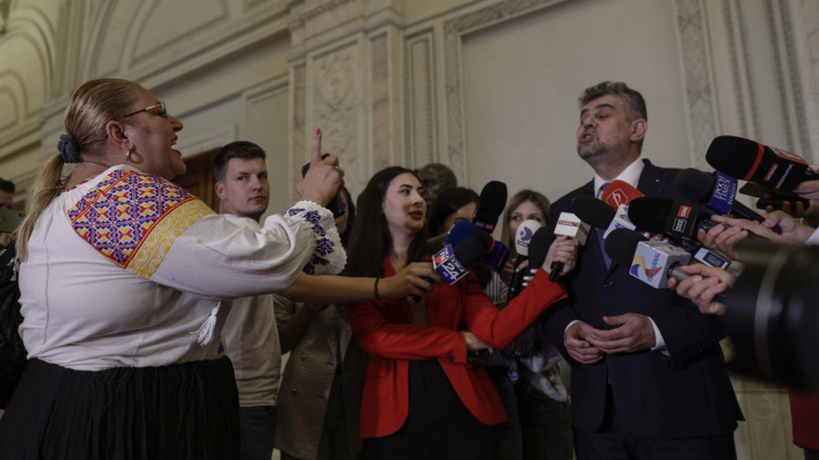 Marcel Ciolacu și Diana Șoșoacă, circ pe holurile Parlamentului. „Doamna, sunteți o mincinoasă ordinară”/„Du-te la America și linge-i clanța!”