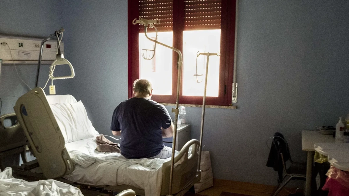 Întâmplare stranie la un spital din Sibiu. Un pacient a căzut de la etajul 3, a fost operat în secret și internat pe ATI