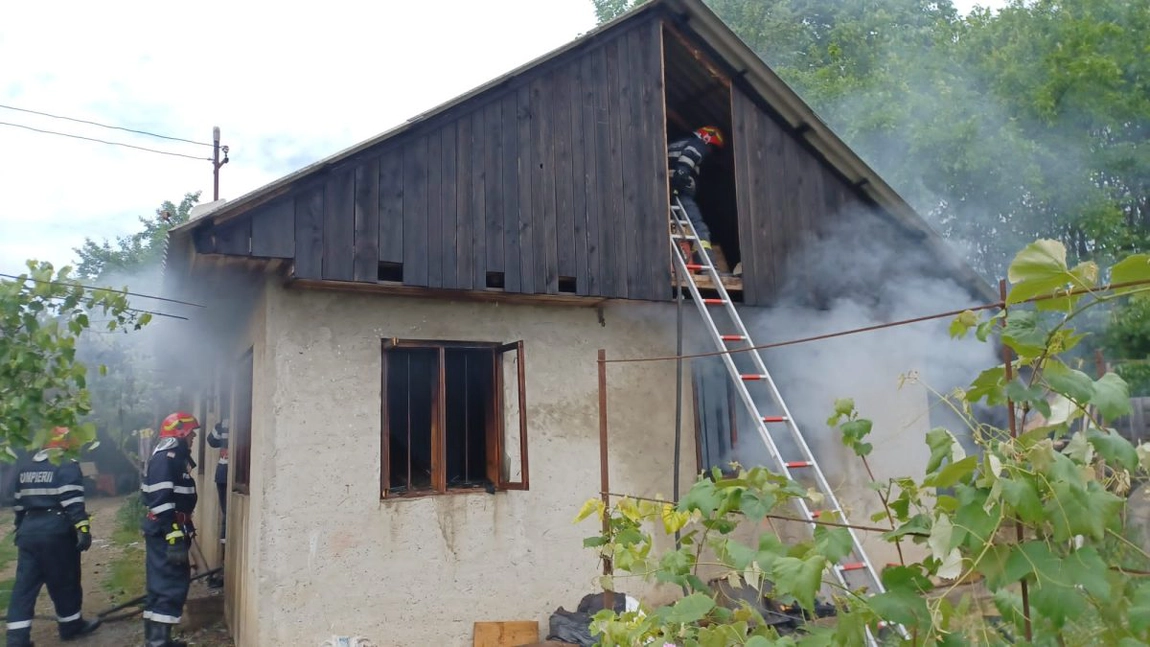 Incendiu produs la o casă din judeţul Iaşi. Un bărbat de 75 ani din comuna Strunga a suferit arsuri la nivelul feţei - FOTO