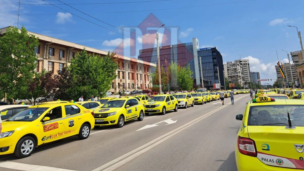 Protest masiv în fața Prefecturii din Iași. Taximetriștii au blocat strada din fața Palatului Culturii - GALERIE FOTO, VIDEO, UPDATE