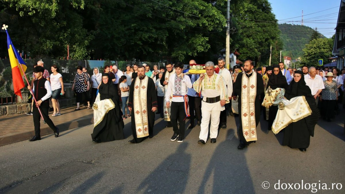 Mii de oameni, împreună cu sfinţii, în procesiune la zilele oraşului Piatra Neamţ - FOTO
