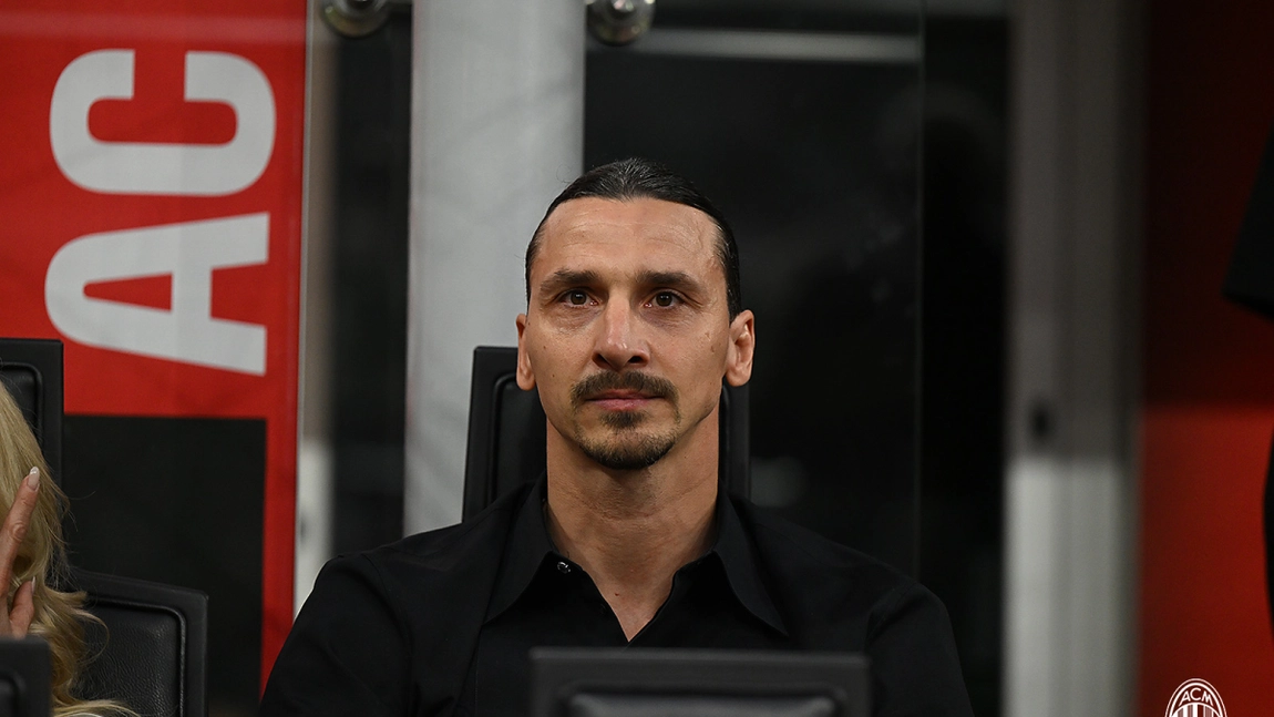 Zlatan Ibrahimovici şi-a anunţat retragerea din fotbal. Marele atacant a fost aplaudat de un stadion întreg - VIDEO