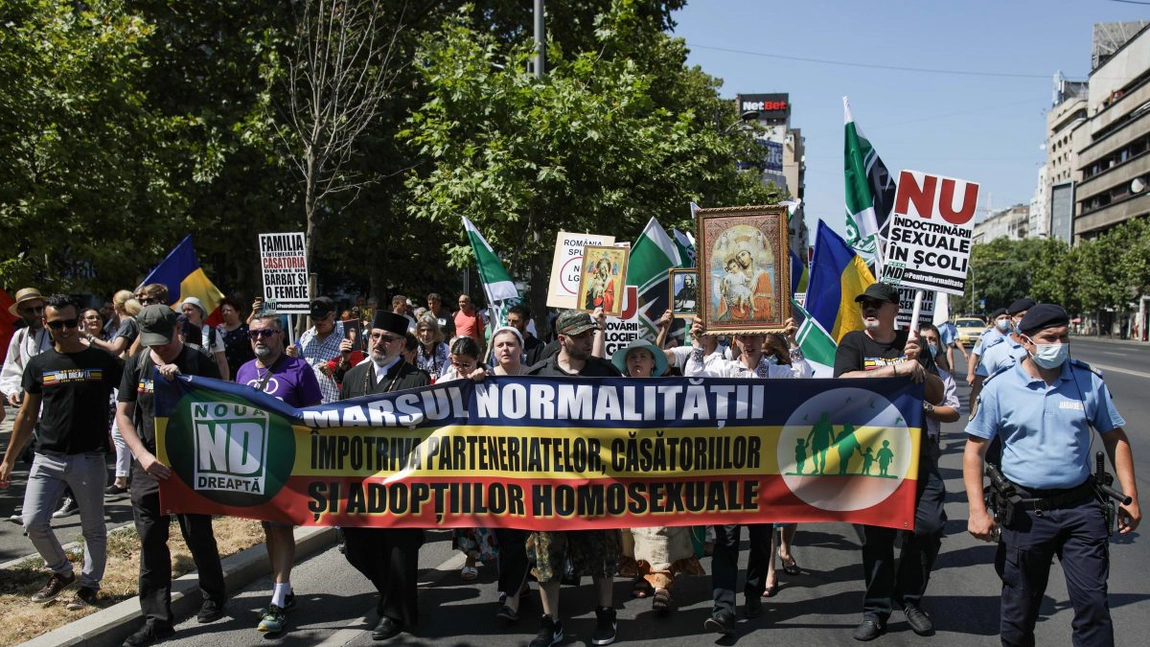 Sute de persoane participă la Marșul Normalității, înainte de Parada Pride a homosexualilor din București
