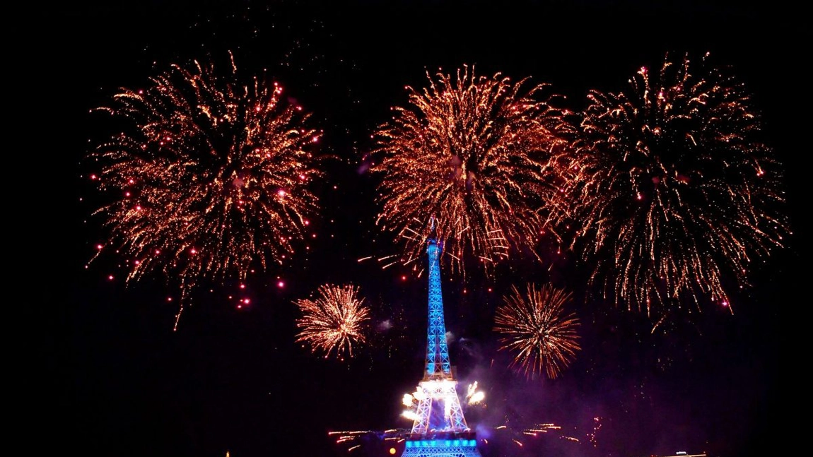 Francezii nu mai au voie să cumpere artificii pentru Ziua Naţională, după revoltele din ultimele zile
