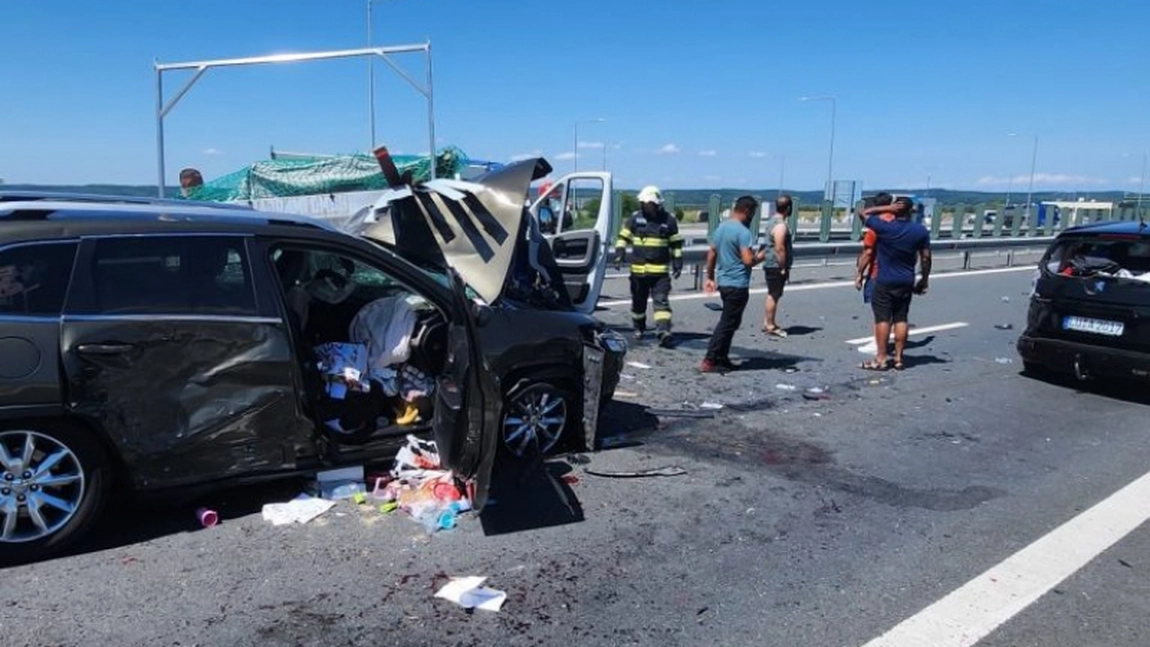 Circulație blocată pe Autostrada A1, între Deva și Lugoj. Accident cu trei mașini, 13 persoane implicate