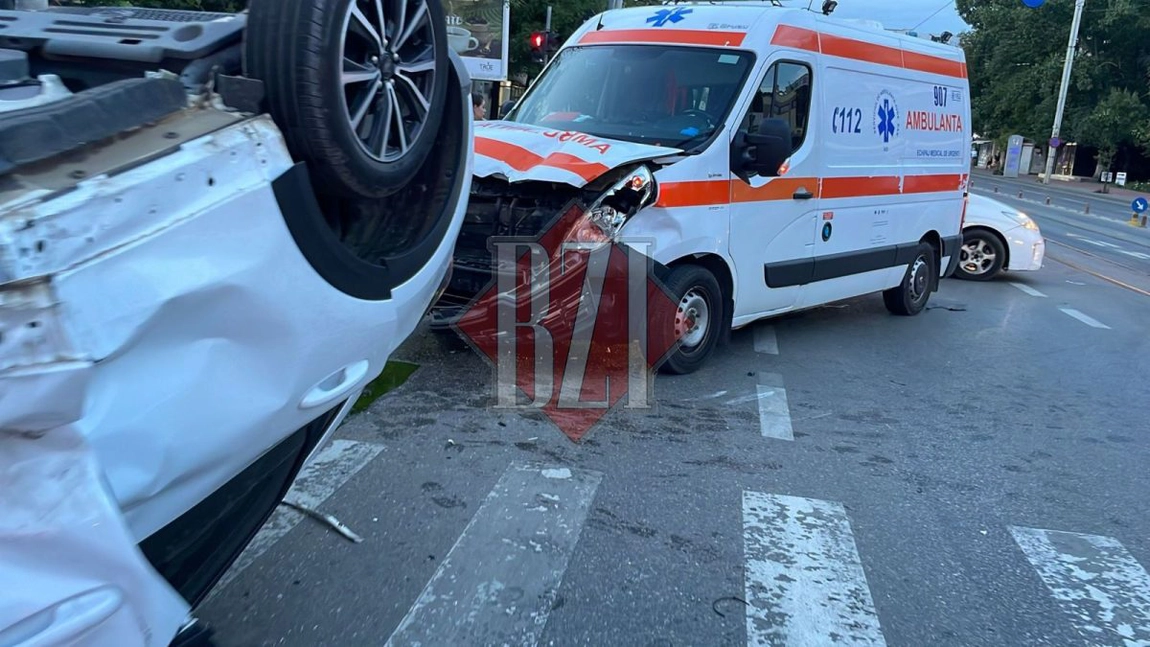 Încă un autoturism a fost răsturnat în zona Podu Roș! S-a ciocnit cu o ambulanță - EXCLUSIV, FOTO/VIDEO, UPDATE