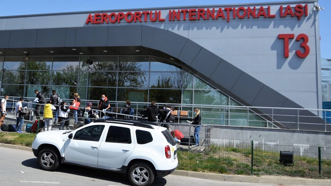 Verificări la transportatorii care preiau pasageri de pe Aeroportul Internațional din Iași