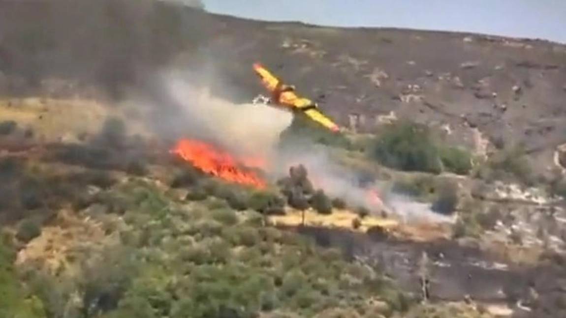 Un avion de stingere a incendiilor s-a prăbușit în Grecia. Cel puțin două persoane se aflau la bord - VIDEO, UPDATE