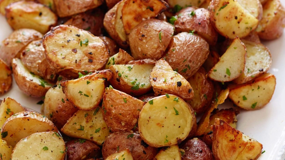 Cartofi la cuptor cu usturoi. De ce felul de mâncare este apreciat de așa multe persoane?