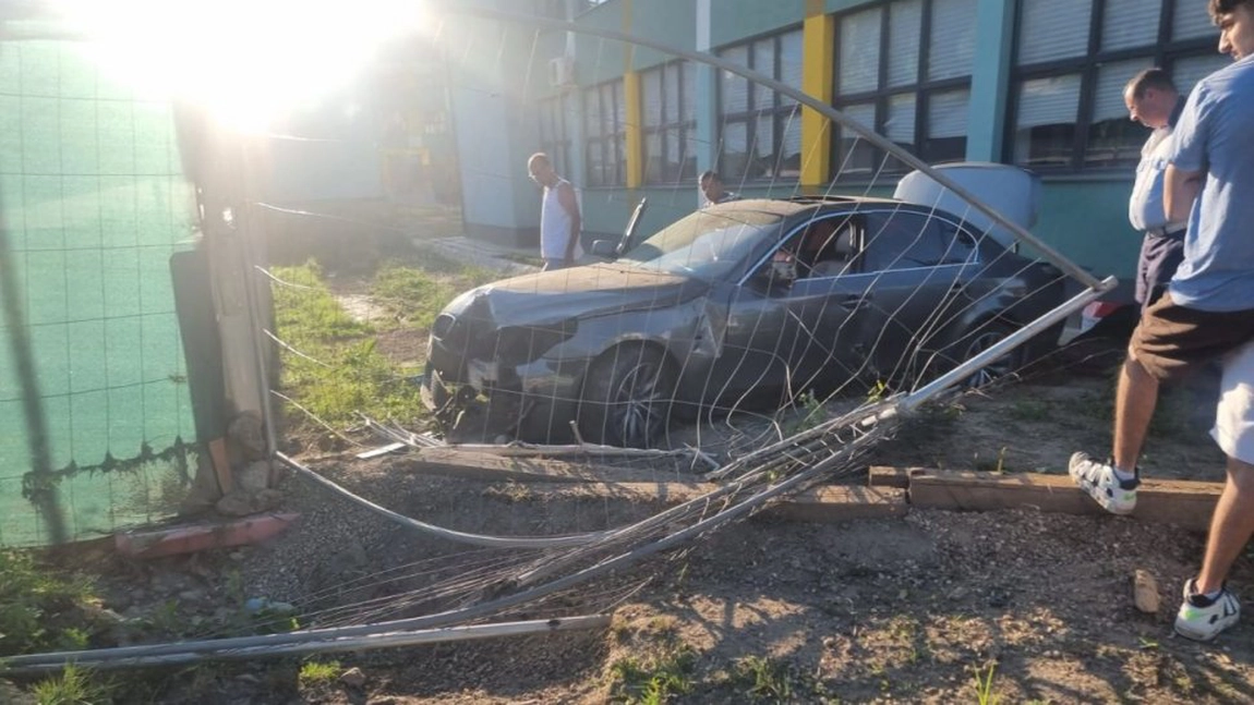 Cinci minori din Reşiţa a furat o maşină şi au făcut accident peste drum de sediul Poliţiei