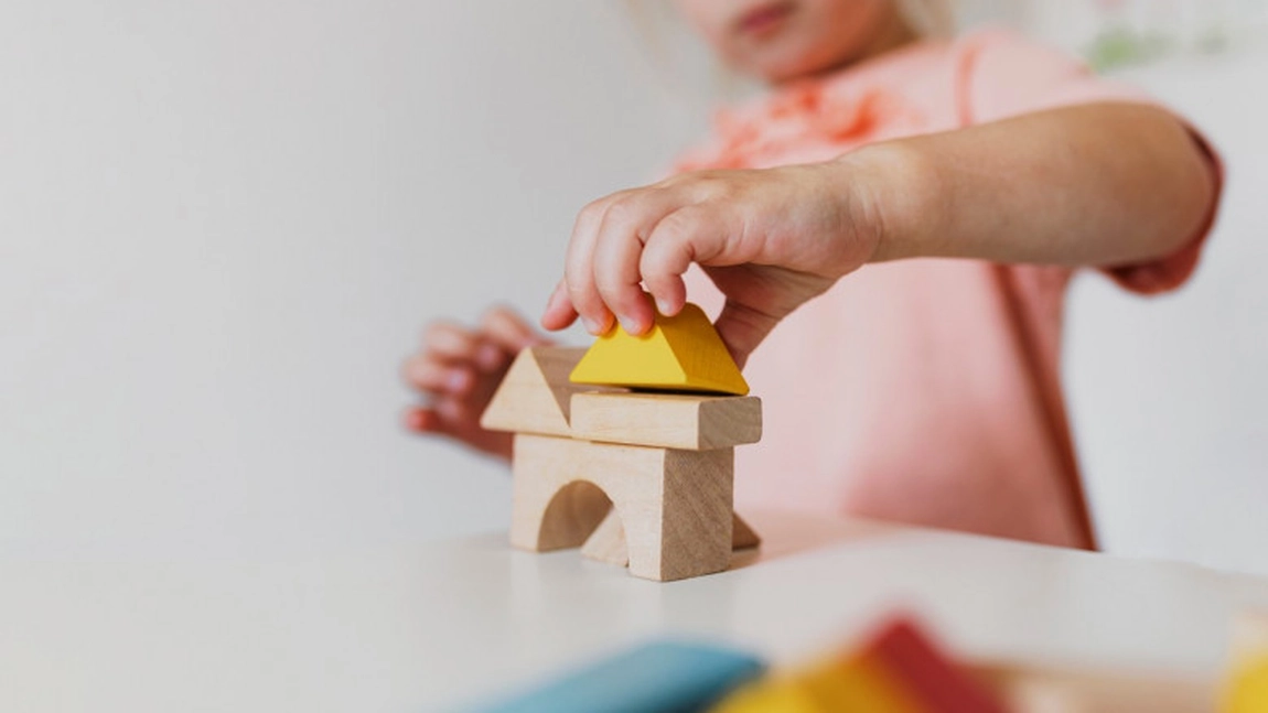 O educatoare din Pitești a strâns de gât o fetiță și a lovit un băiețel. Acuzațiile procurorilor