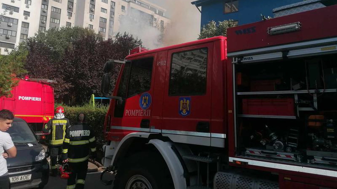 Incendiu în zona Piața Muncii din București: Ard trei case. Sunt mai mulți răniți