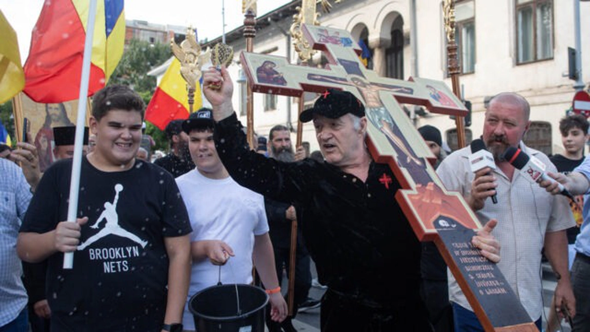 Reacția BOR după ce au participat peste 20.000 de persoane la Bucharest Pride 2023. Gigi Becali a mers pe traseul marșului LQBTQ și l-a sfințit cu agheasmă - GALERIE FOTO