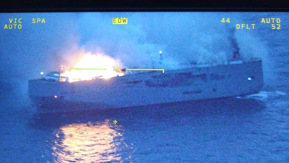 Aproape 3.000 de autoturisme aflate la bordul unei nave s-au făcut scrum. Echipajul a sărit peste bord