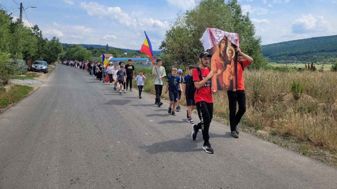 Pelerinajul pedestru „La pas pe colinele sfinte ale Iaşului”, organizat de sectorul de misiune al Arhiepiscopiei Iașilor - FOTO, VIDEO