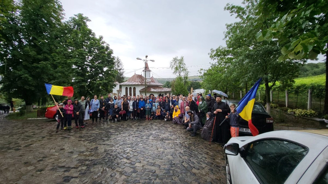 Peste 100 de persoane au participat la pelerinajul pedestru „La pas pe colinele sfinte ale Iaşului” - FOTO