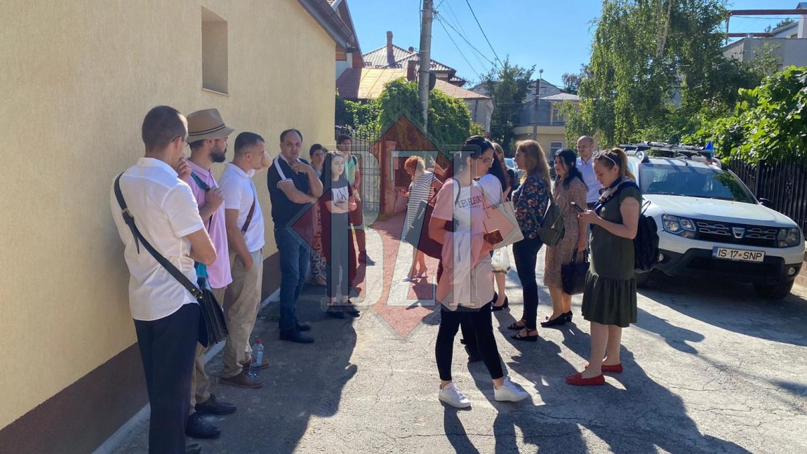 Mai mulți profesori care trebuiau să susțină examenul de Titularizare nu au fost primiți în sala de examen! Revoltați, au așteptat în fața porții - EXCLUSIV, FOTO