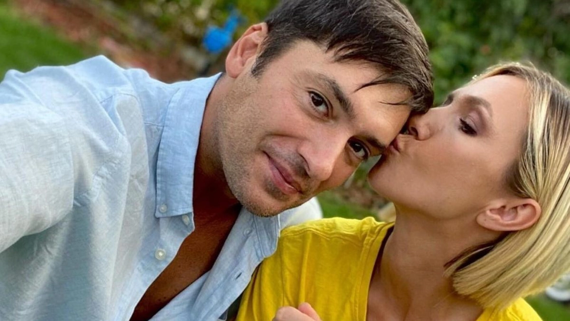 Adela Popescu împreună cu Radu Vâlcan și cei trei copiii ai lor au revenit în țară. Vacanța lor continuă cu o vizită la Șușani