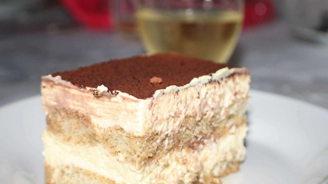 Rețetă tiramisu cu mascarpone și frișcă fără ouă. Un desert delicios de se topește în gură