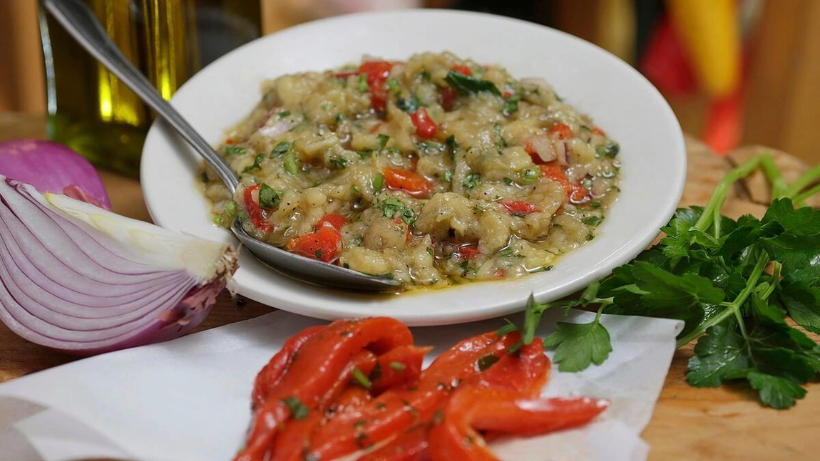 Salată de vinete grecească. Trucuri din rețeta marilor bucătari pentru un preparat reușit