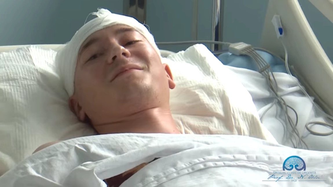 El este Carlo Felix Adam, un tânăr student din Iași care și-a dat licența de pe patul de spital. Tânărul a avut o tumoare de 9 cm - VIDEO