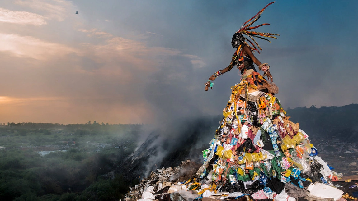 Costume ecologice din materiale reciclabile: Soluția pentru efectele industriei modei asupra mediului?