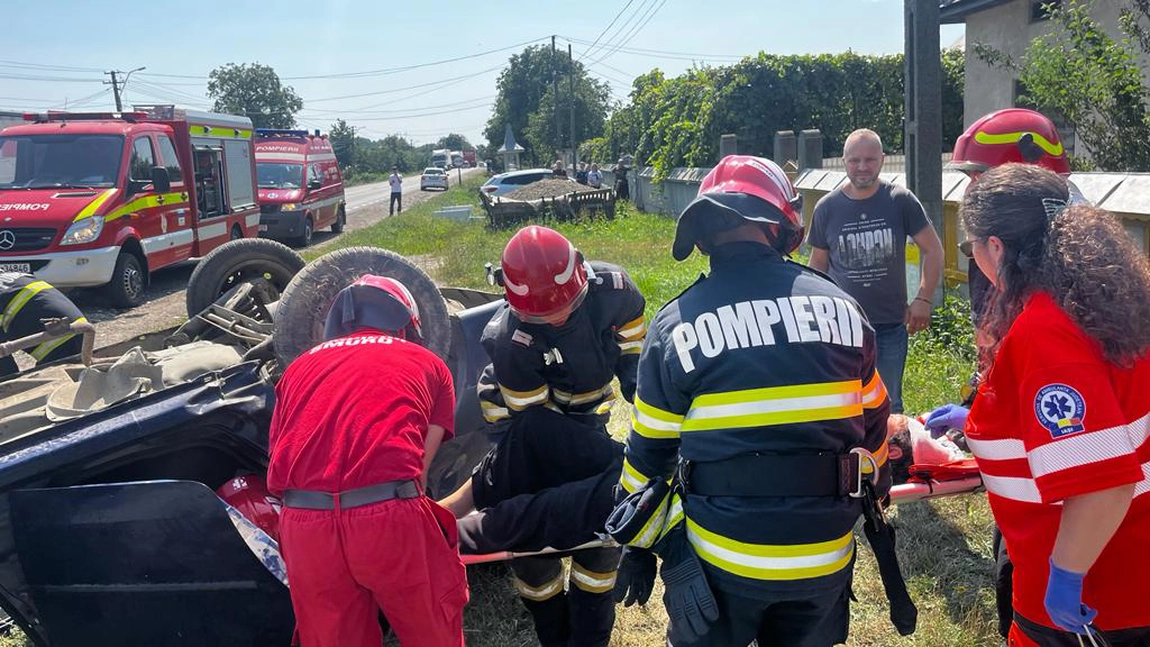 Accident rutier în județul Iași. A fost implicată o mașină. O persoană este blocată în interiorul autoturismului - FOTO, UPDATE