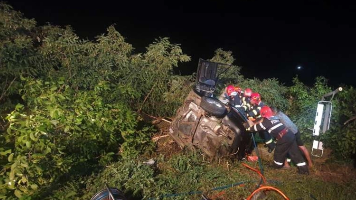 Accident tragic la Neamţ. Doi fraţi au murit după ce au intrat cu maşina într-un copac