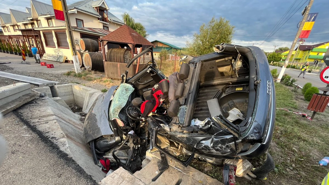 Accident rutier grav la Cotnari. Două persoane au fost rănite, după ce un autoturism a ajuns în şanţ - FOTO, UPDATE