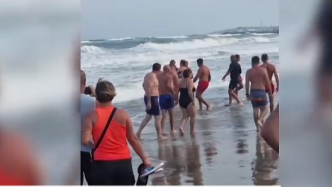 Scandal pe plaja din Eforie Nord. Salvamarii au fost bătuți de turiști. „Îi mai salvăm sau îi lăsăm acolo pentru că sunt extrem de agresivi?”
