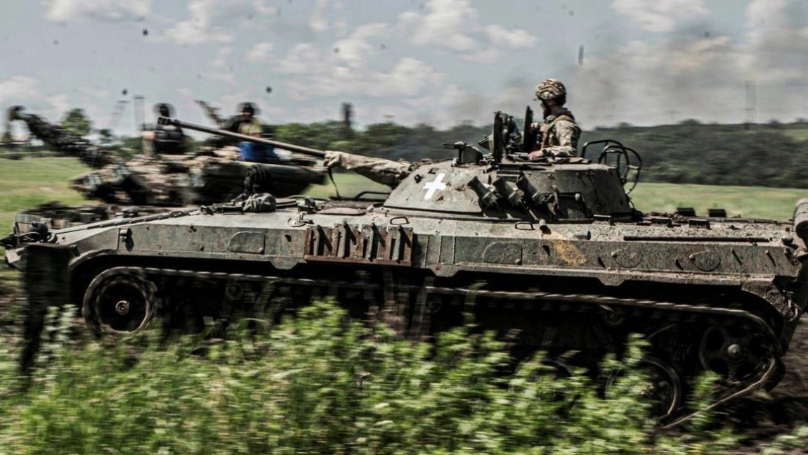 Ucrainenii au atacat din spate un blindat rusesc plin cu militari. Drona kamikaze lovește un soldat rus fix în ceafă - VIDEO