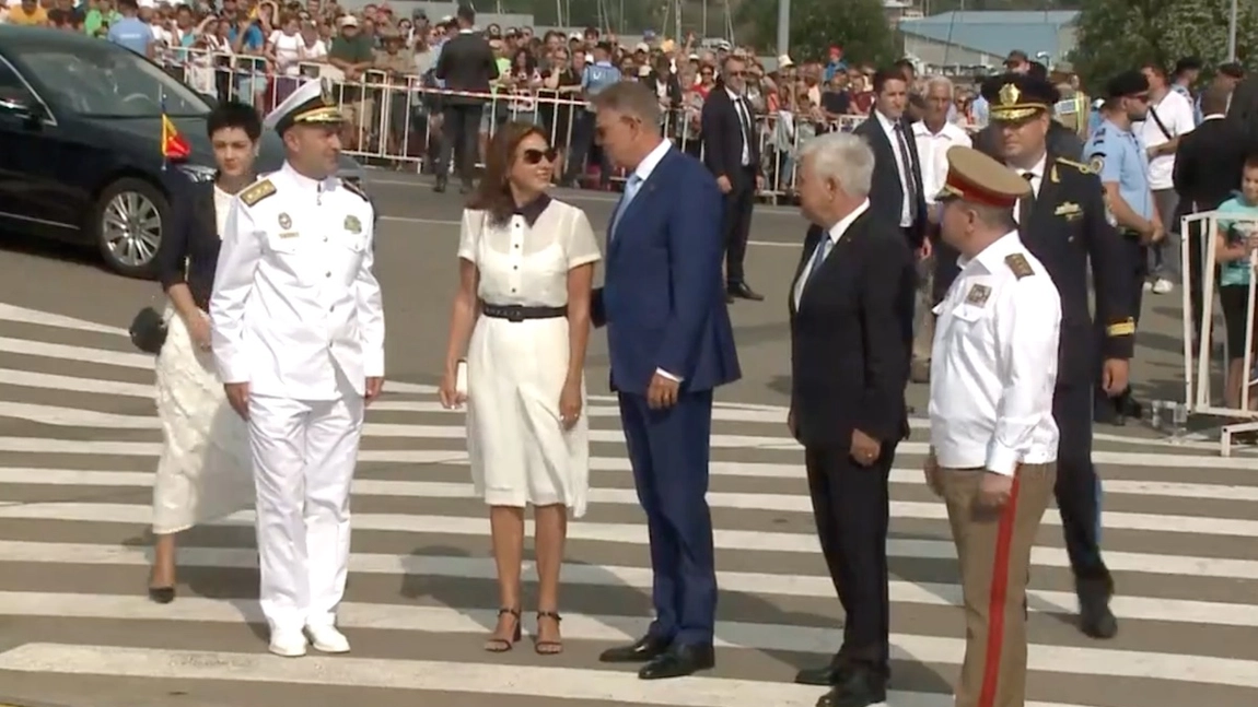 Președintele Klaus Iohannis a fost însoțit de Carmen Iohannis, la Ziua Marinei Române. Ce ținută a avut Prima Doamnă