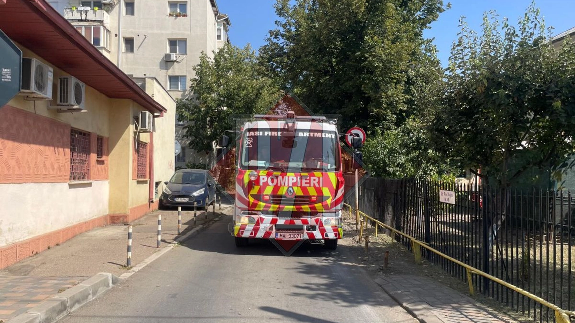 Incident în municipiul Iaşi. Casa scării unui bloc a fost inundată cu fum