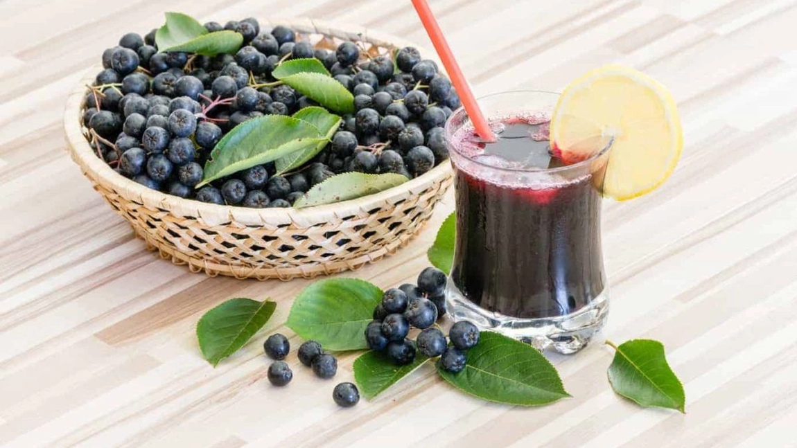 Cât suc de aronia se bea pe zi? Substanțele benefice pentru sănătate conținute în remediul naturist