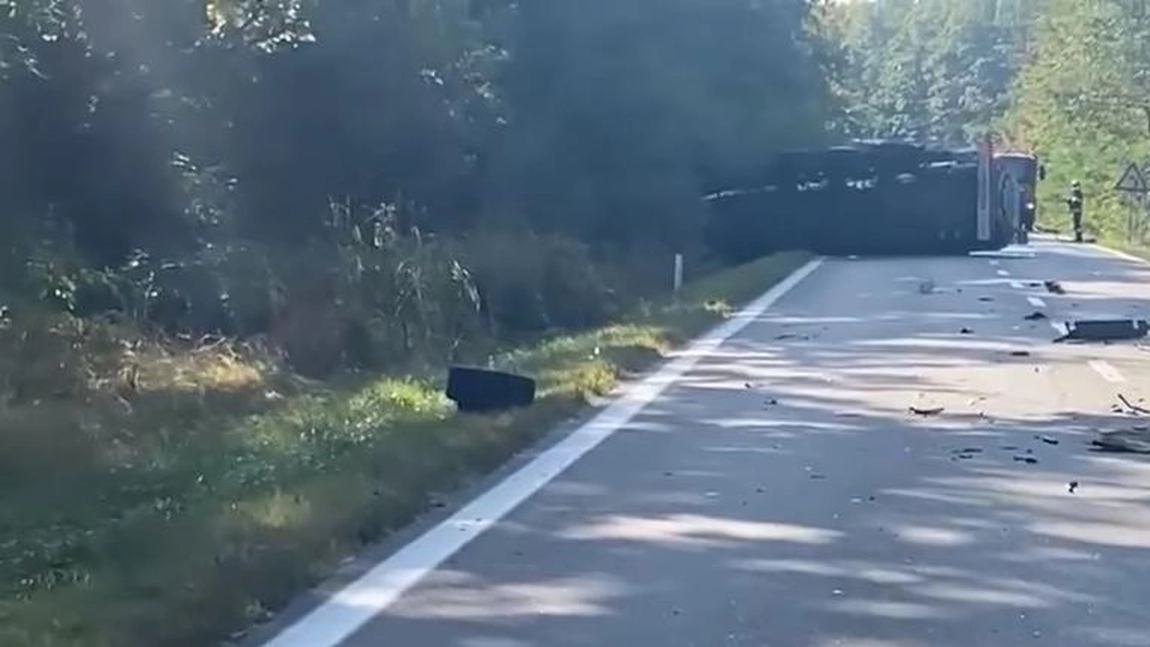 O cisternă care transportă etanol s-a răsturnat după ce s-a ciocnit cu un autoturism, pe DN 7. Pompierii spun că sunt scurgeri din cisternă