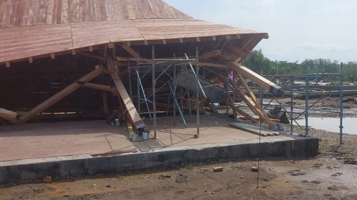 O construcție care marca Bătălia de la Podul Înalt a căzut înainte de inaugurare. Proiectul a valorat peste 2,5 milioane de euro - FOTO