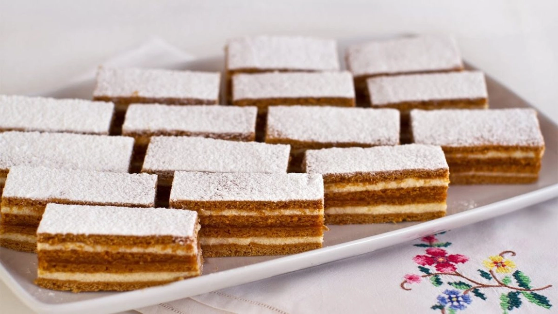 Cremă pentru foi cu miere. Pentru ce deserturi poate fi folosită aceasta?