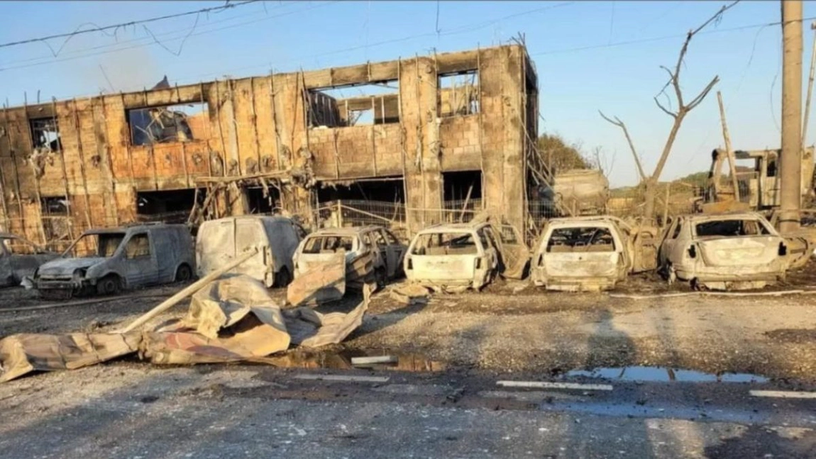 Pericolul de explozie continuă la Crevedia. Echipajele de pompieri şi specialişti acţionează pentru răcirea cisternelor 