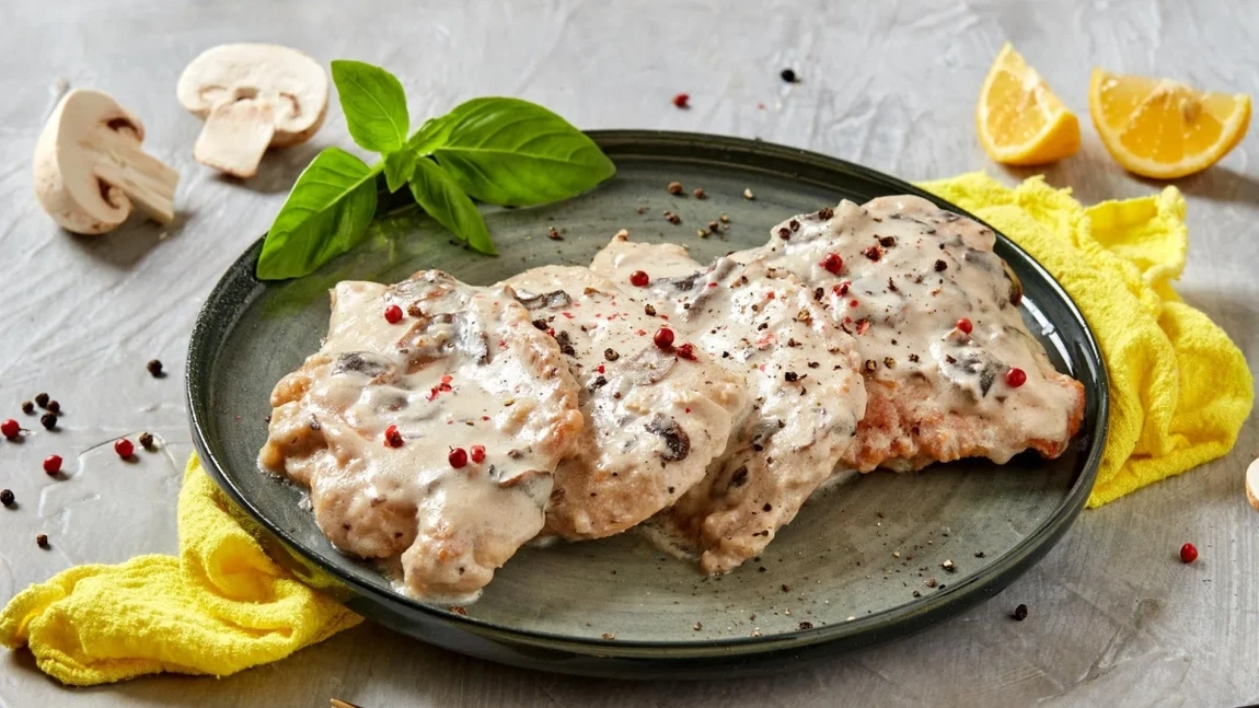 Escalop de pui cu ciuperci. Un preparat delicios și rafinat