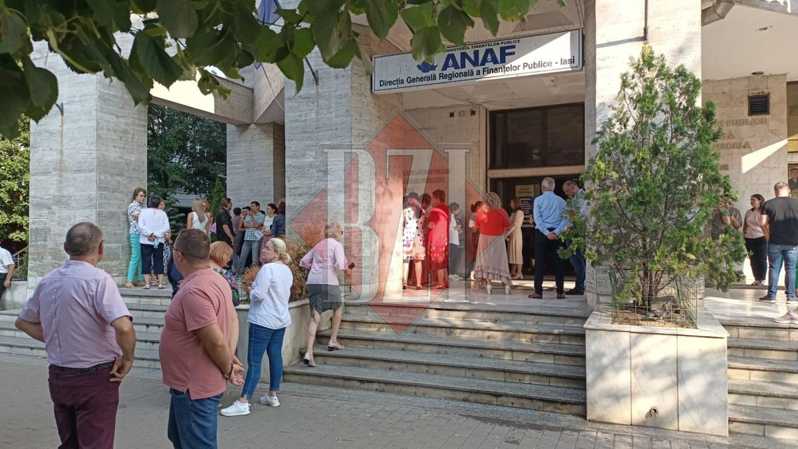 Protestele angajaților din Finanțe continuă, în România. Ieșenii sunt nemulțumiți că nu-și pot rezolva problemele - FOTO, UPDATE